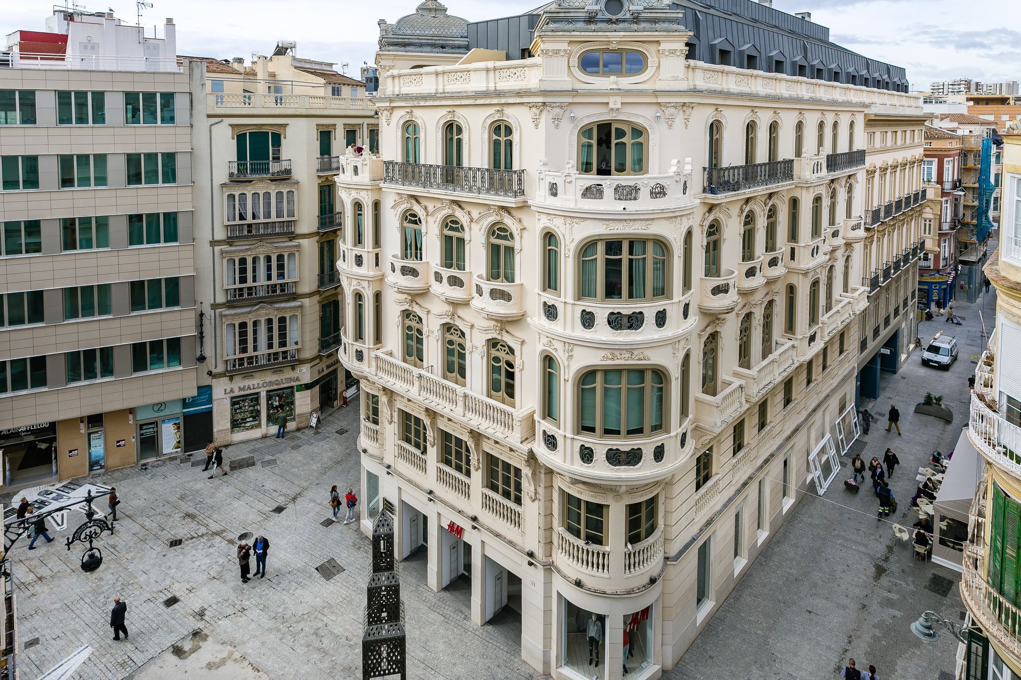 3 Bedrooms Luxury Penthouse With Views. The Location In *